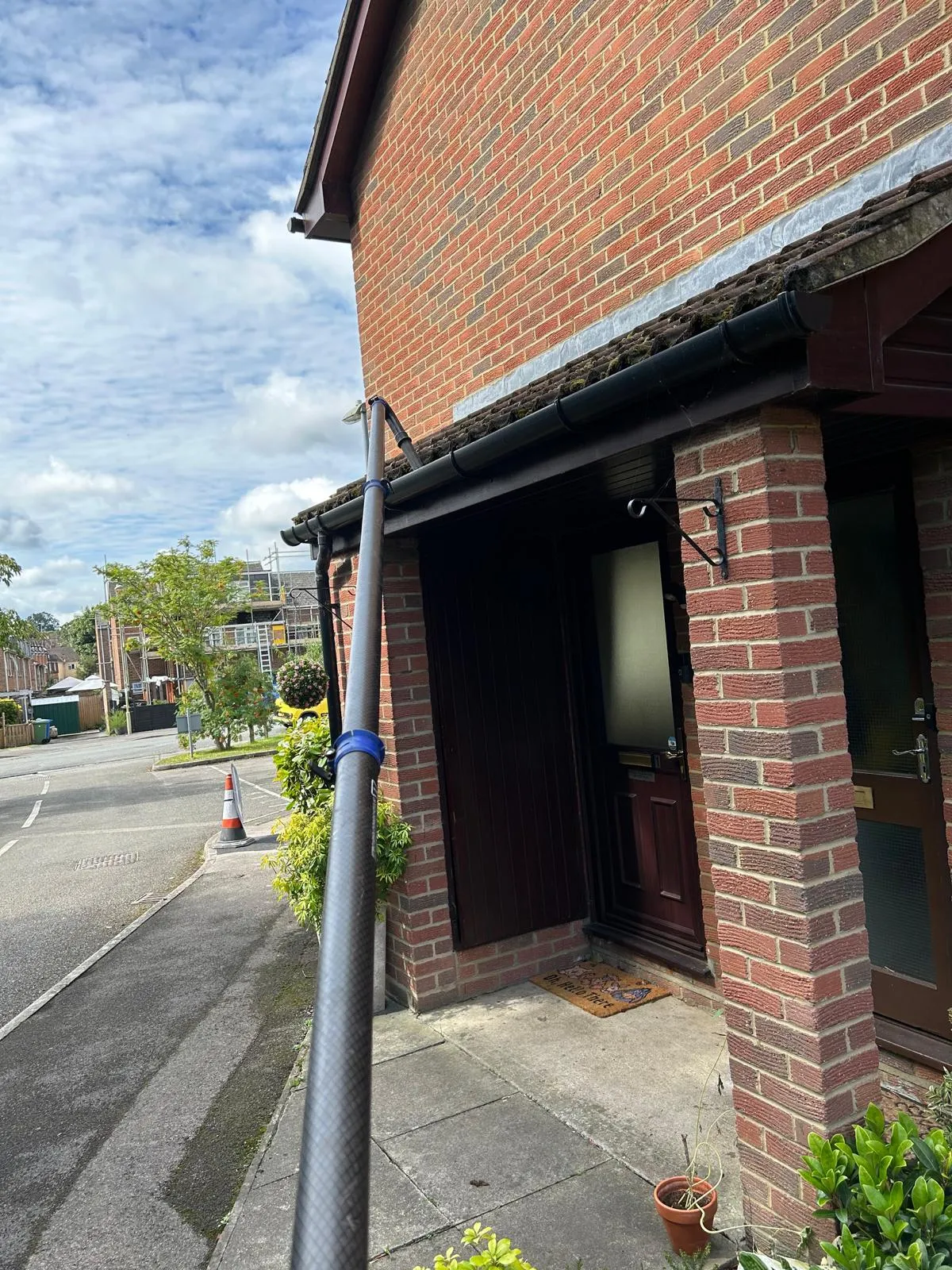 A street sign in front of a brick building.